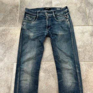 Replay Anbass blå jeans herr - Säljer ett par Replay Anbass jeans i storlek 32. De menas 32/32. Jeansen har en snygg fade med en touch av ljusblå. Knappt använda köpt för länge sen i toppskick används fåtal gånger. Skickar samma dag som du köper. Har du en minsta fundering hör av dig! MVH LUNDGRENS 