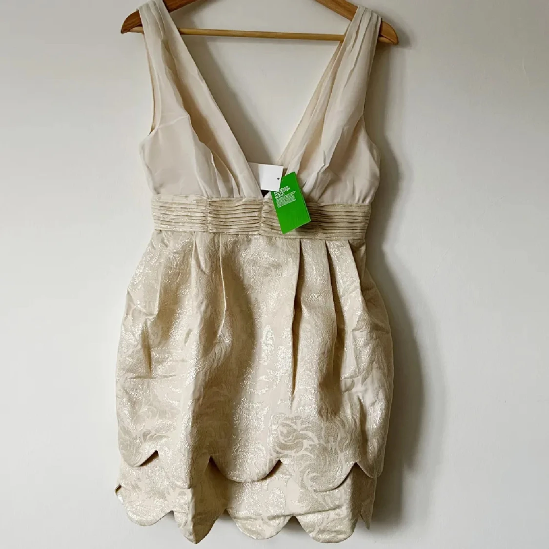 Vit kort klänning med djup v-ringning - 2