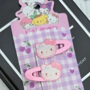 Söta hårspännen med Sanrio-figurer - Tre olika set med hårspännen i pastellfärger, prydda med Hello Kitty, Cinnamoroll och My Melody. Spännena är i rosa och blått med glittriga detaljer och figurer i plast. Perfekt accessoar för att ge din look en gullig och lekfull touch. Säljs 29kr/par