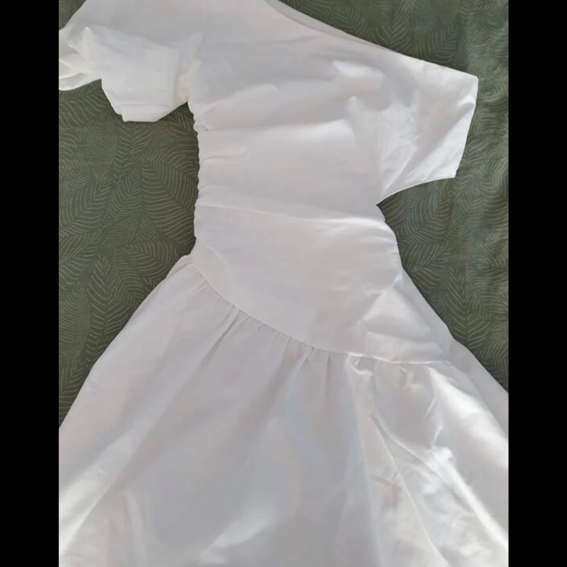 Vit oneshoulder kortklänning