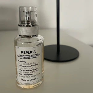 Maison margiela parfym  - Replica Beach Walk EdT 30 ml, nypris 910kr. Stått i en mörk byrå svalt. 