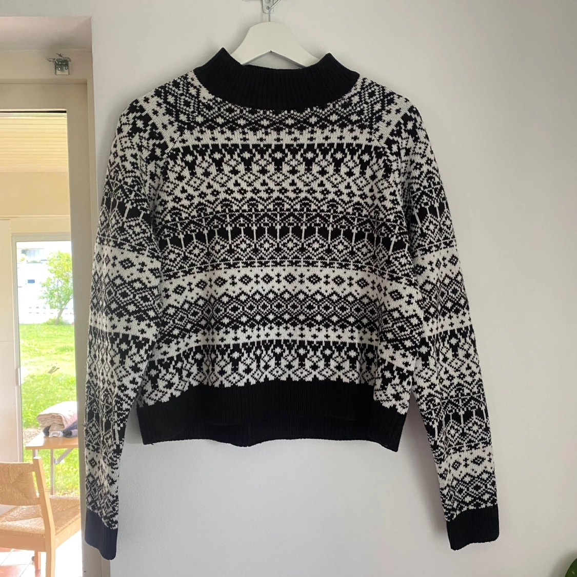 Svartvit stickad tröja från Monki