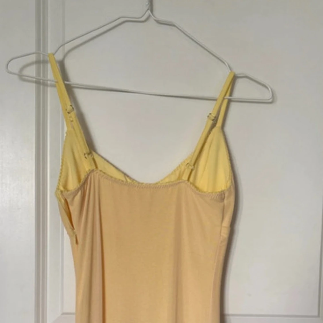 Ljusgul långklänning med smala axelband - 2