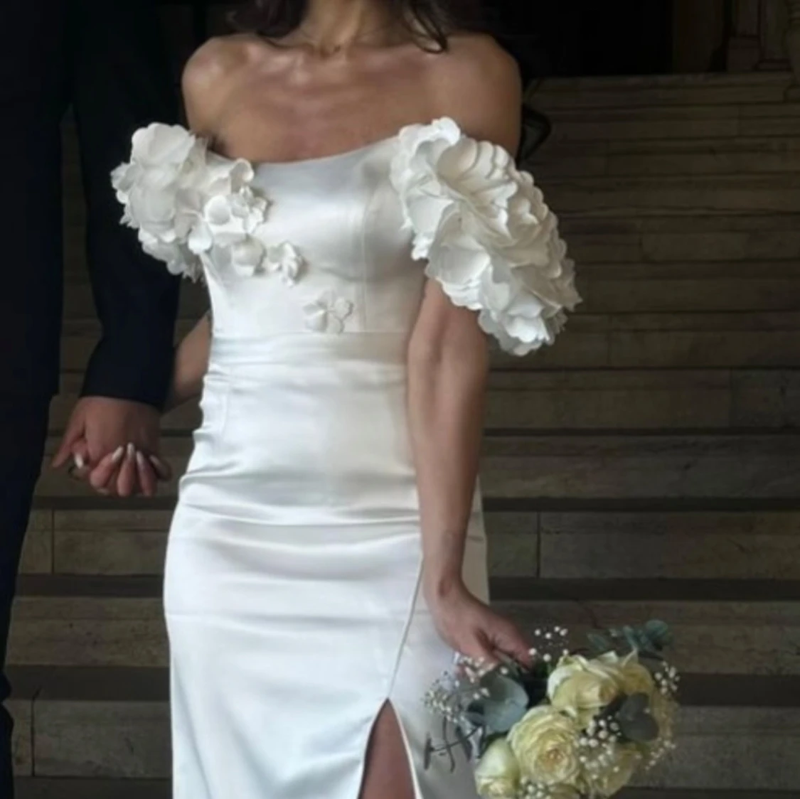 Brudklänning med volangärmar och släp