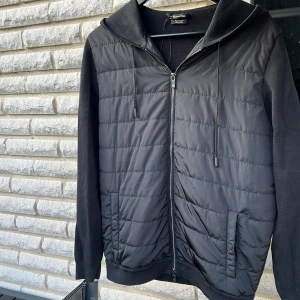 Massimo dutti cardigan - Riktigt fet cardigan från Massimo dutti! Size :  L| hör av dig vid frågor! 