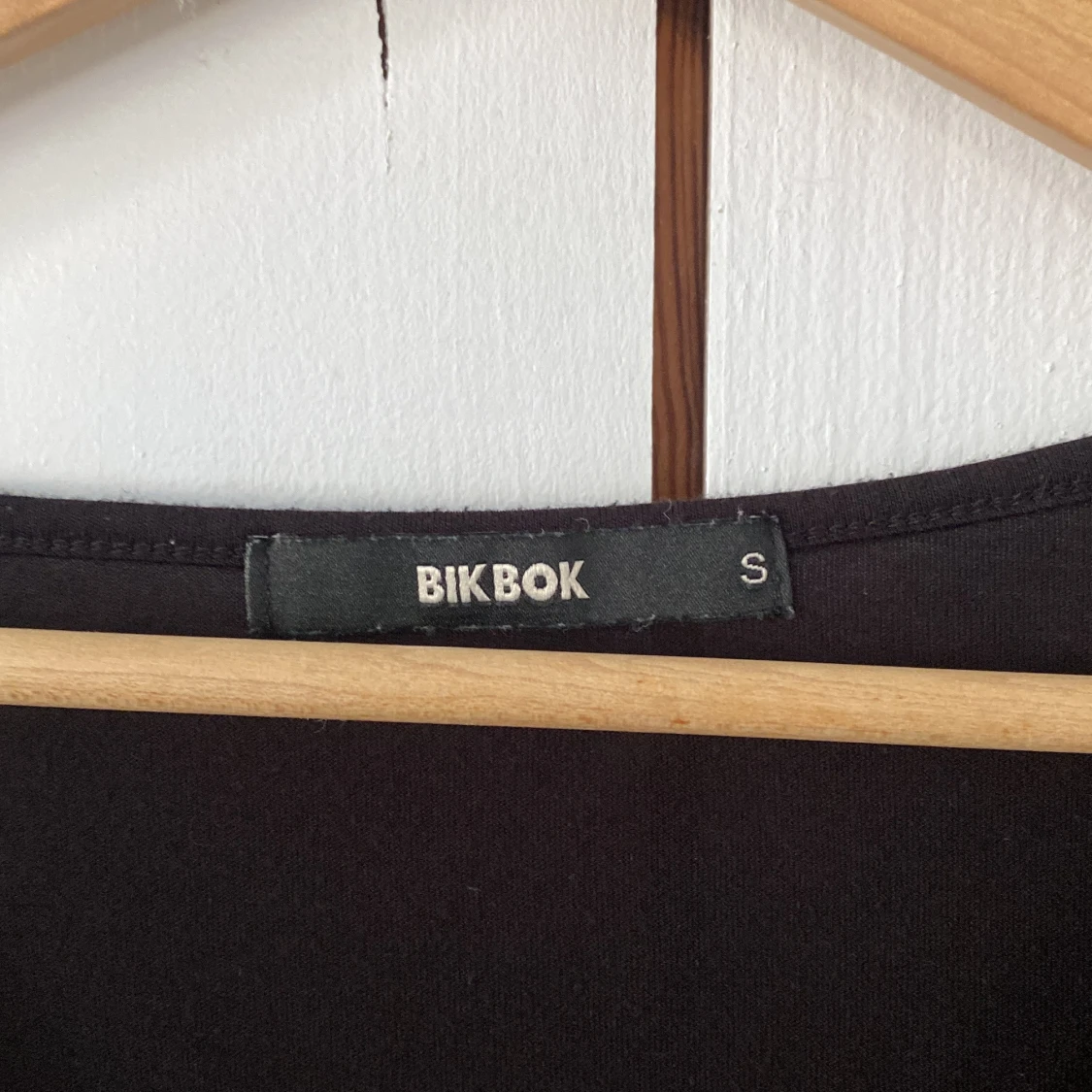 Svart omlottopp från Bik Bok - 2