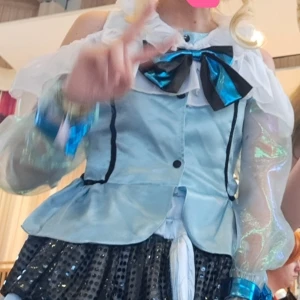 Eli Ayase Cosplay - Säljer min KiraKira eli ayase cosplay! Har haft den på ett konvent + uppträdit. Köpt för 1300kr på aliexpress, storlek medium men har sytt in toppen lite för att passa bättre. Peruk, sockar och håraccesoarer medfölja ej^^ 