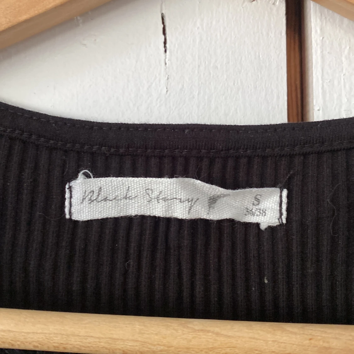 Svart ribbad topp med knappar Black Story - 2