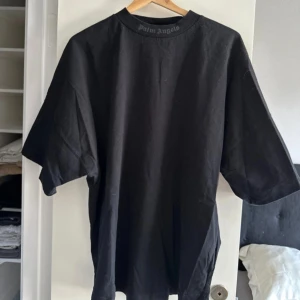 Svart t-shirt från Palm Angels - Säljer en svart t-shirt från Palm Angels med tryck på baksidan och logga vid halsen. T-shirten har en oversized passform. Använd 3 gånger.