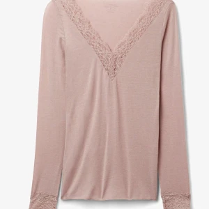 Rosa långärmad topp från Intimissimi - Säljer en elegant rosa långärmad topp från Intimissimi, tillverkad i en kashmirblandning. Säljer för den passar inte mig så bra och var lite stor, har ett litet hål vid ärmen på bild 4 men annars inget. Superbra skick eftersom den är använd bara 4 gånger ungefär.