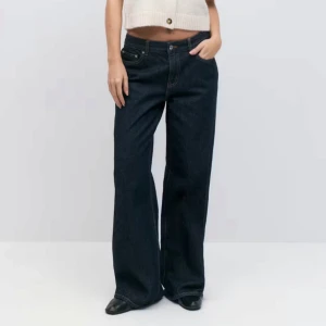 Low wide jeans- Gina Tricot - Low wide jeans från Gina Tricot i en snygg mörkblå färg. Använda en gång och tvättade en gång. Säljer pga att jag beställde två par och endast har användning för ett par. Uppskattar att storleken är som en storlek 34. Skriv för fler bilder. 