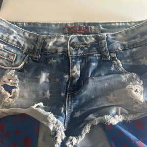 Blå stjärnmönstrade jeansshorts - Snygga blå jeansshorts med stjärnmönster och slitna detaljer. Perfekta för en avslappnad sommarlook. Tillverkade i bomull med lite stretch för extra komfort. 💗