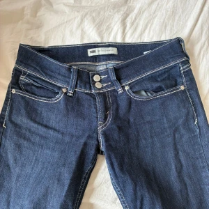 Mörkblå, lowwaist jeans - Snygga mörkblå jeans med coola fickor, de är köpta secondhand men ursprungligen från Levis!💕