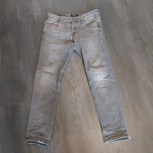 Gråa Jeans - Säljer nu dessa Gråa Jack n Jones jeans i storlek  29 30. Det finns en defekt och den syns på bild 3 men annars skulle jag säga att skicket är i 9/10✨️ Jag skickar antingen samma dag eller dagen efter ni köpt byxorna🙌
