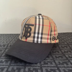 Helt ny B B keps - Helt ny B B keps, justerbar storlek. DM vid fler bilder eller frågor.