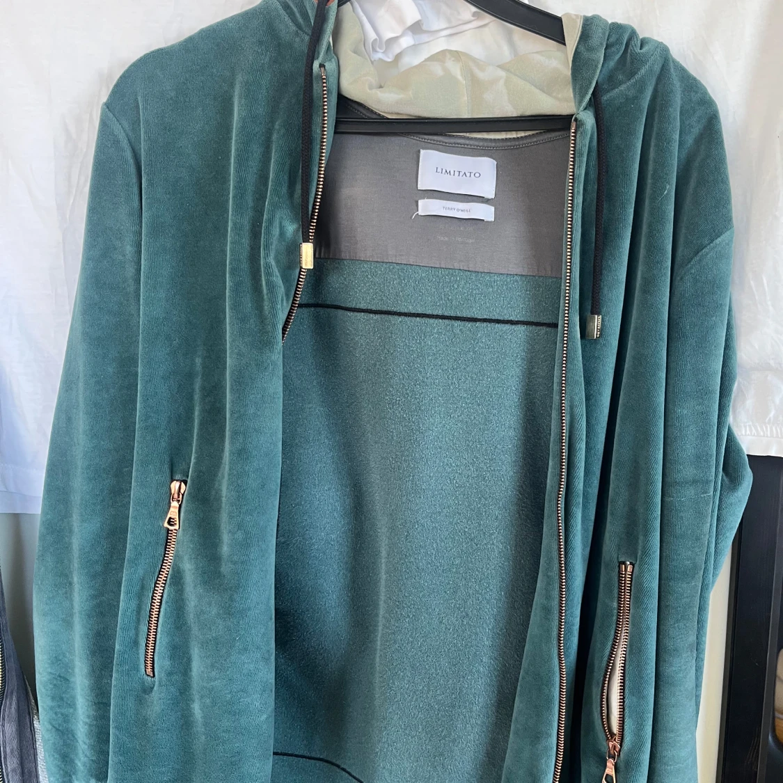 Grön hoodie från Limitato - 1