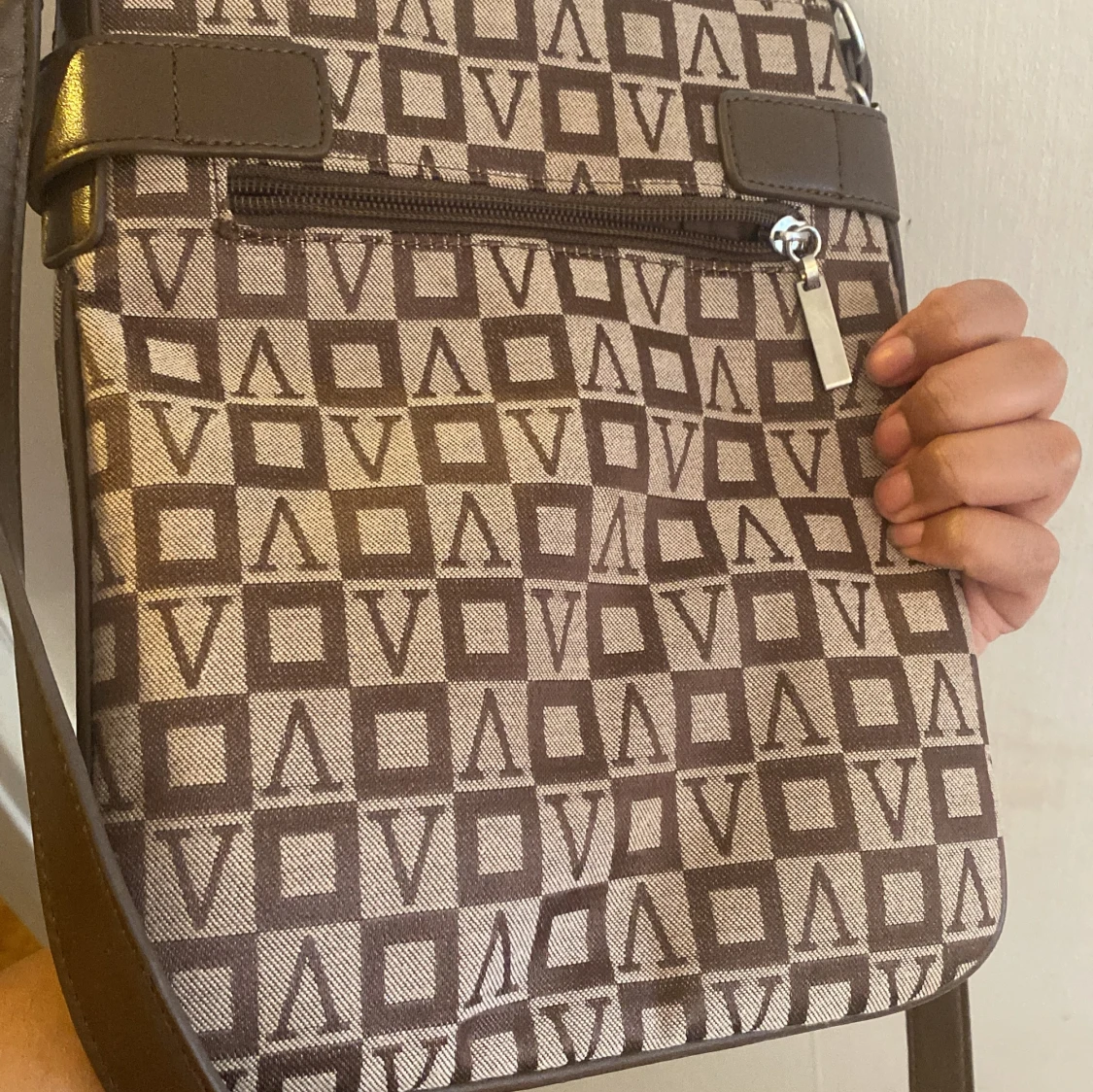 Brun mönstrad axelväska - 1