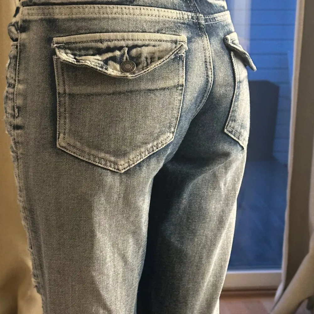 Skit snygga jaded London jeans med slitningar, Skulle säga att dom passar 34/36, in high demand!!. Farkut & Housut.