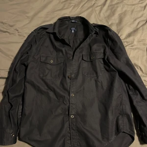 Gant Overshirt - Snygg mörkblå overshirt från gant. Perfekt nu till våren eller sommaren. Storlek s men sitter mer som en m