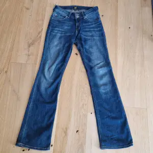 Low waist bootcut jeans från lee. Storlek 26/32. Gott skick.