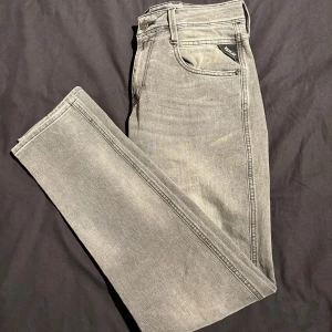 Grå jeans från Replay (HELT NYA) - Snygga grå jeans från Replay i storlek W30 Pris 900 skick 10/10