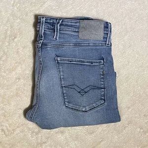 Blå replay anbass jeans - Blå replay anbass jeans i strl 33. Jeansen har normal passform. Mycket gott skick.
