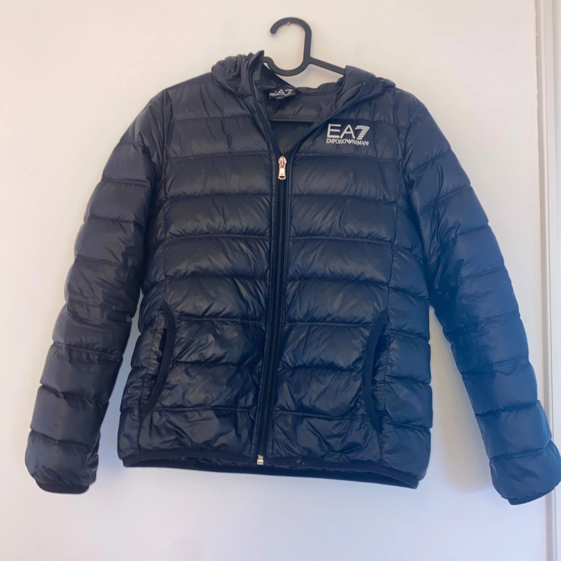 Svart dunjacka från Emporio Armani