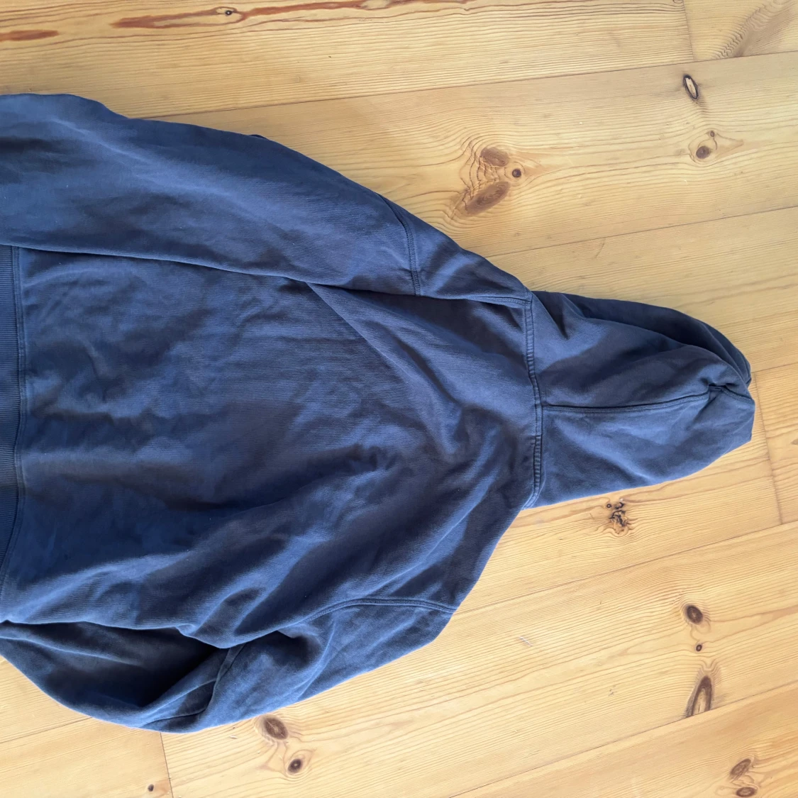 Grå hoodie från Wasted - 2