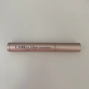 Eyelash growth serum💘 - Det här serumet köpte jag på Lash by Maya för 304kr. När jag fick det står det att det inte rekommenderas för under 18 år, det är därför jag inte vill använda det. Kan inte returnera det för jag har tagit av plasten så säljer den här på Plick! 💘