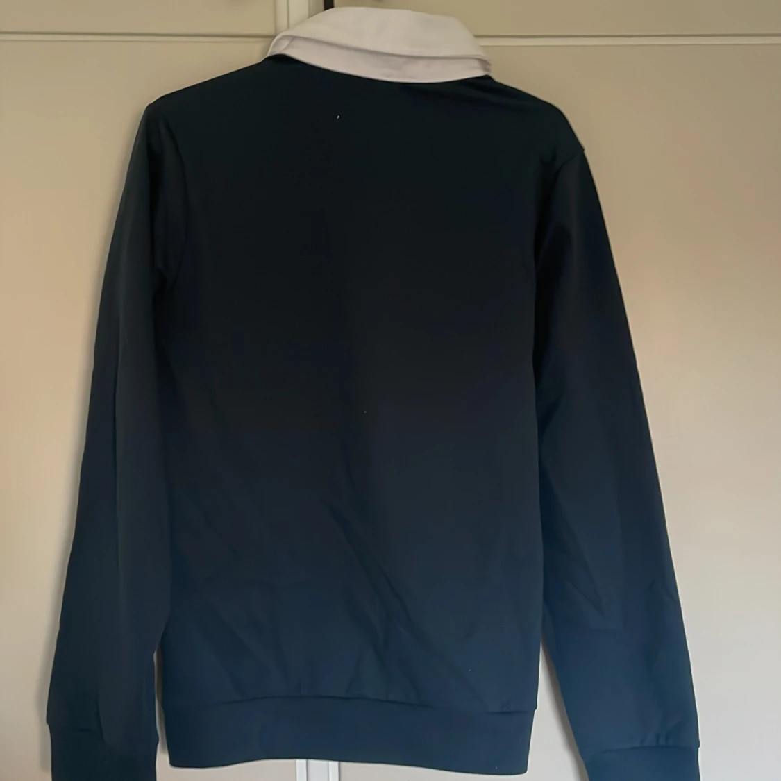 Svart pikétröja med vit krage - 1