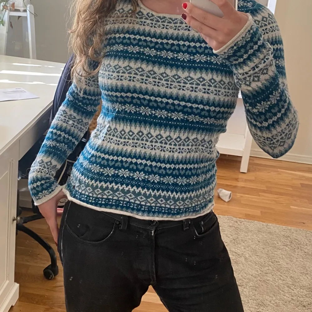Säljer en snygg mönstrad tröja från H&M i blått och vitt. Tröjan har långa ärmar och ett fint mönster som passar perfekt för kyligare dagar. Den är i storlek XS och kommer från deras L.O.G.G. kollektion.. Neuletakit & Villapaidat.