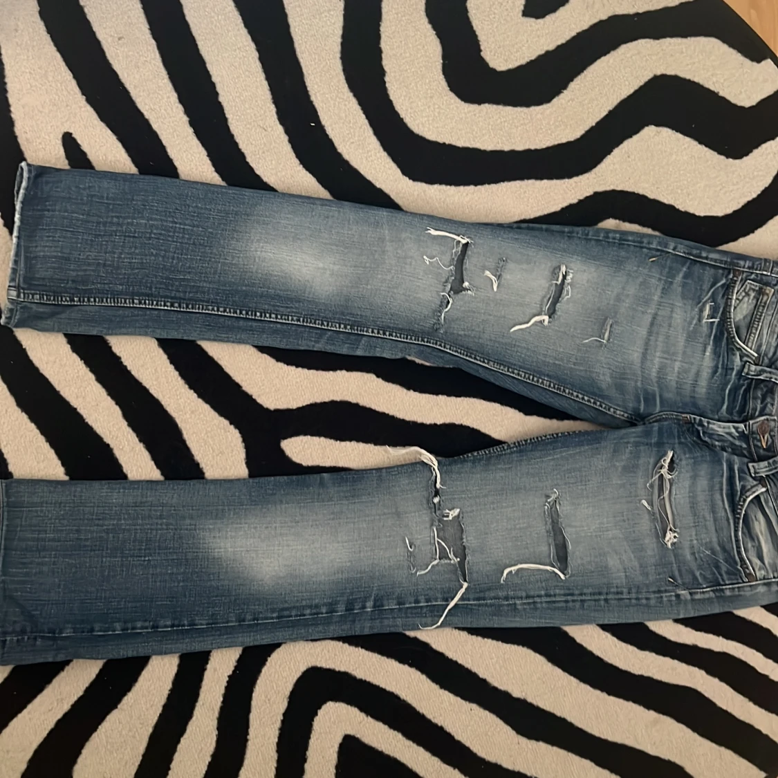 Blå jeans med slitningar - 3