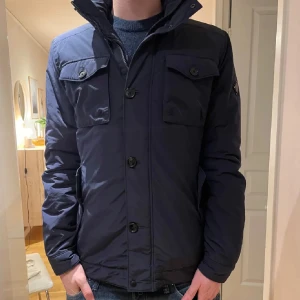 J.Lindeberg fieldjacket - Schysst J.Lindeberg field jacka i marinblå. Storlek L men passar de som bär M. Nypris: 3200 mitt pris: 1300. Priset är alltid diskuterbart! Inga defekter, slitningar, repor eller söndriga knappar eller dragkedjor. Hör gärna av er vid frågor! 