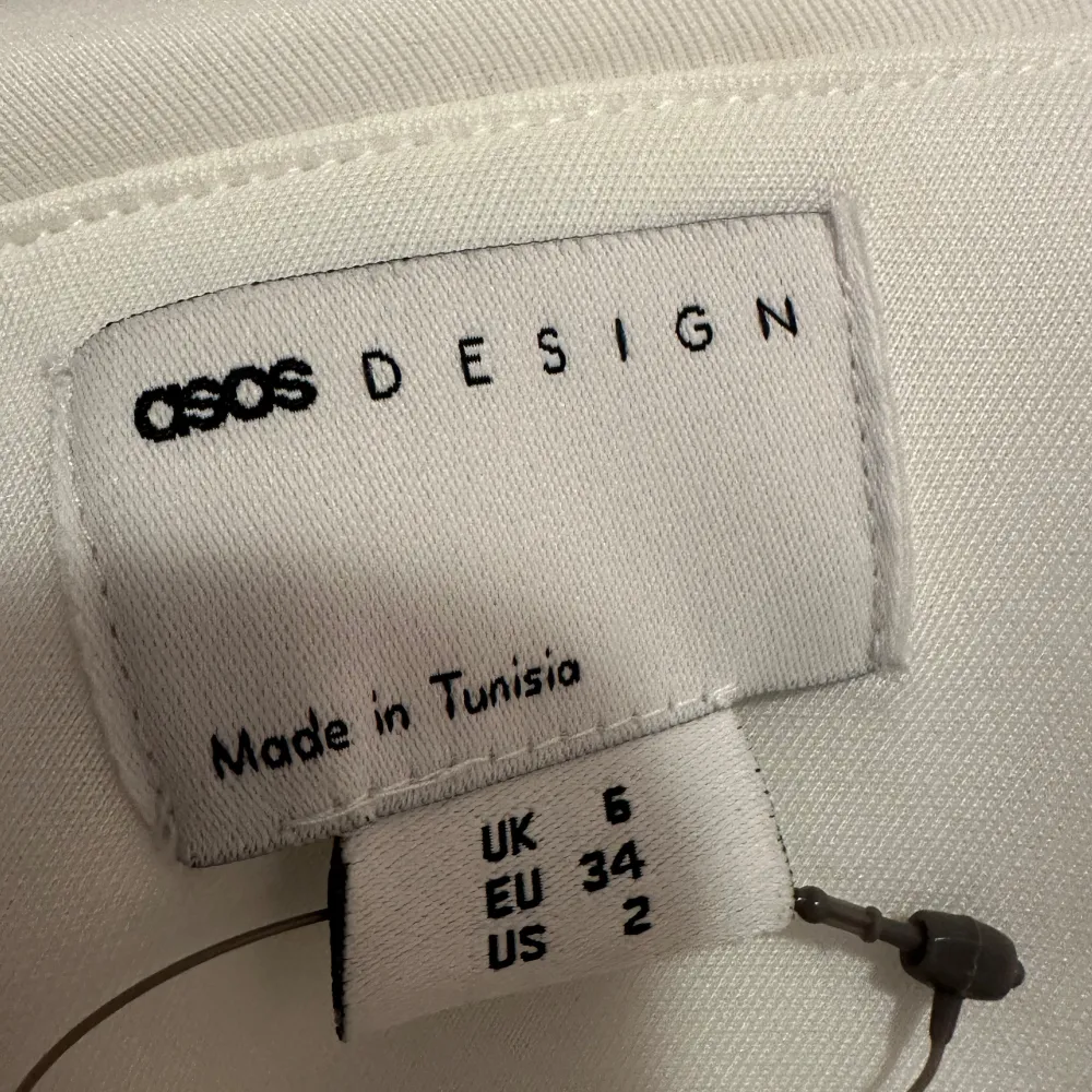 Elegant vit klänning från ASOS DESIGN med en stilren offshoulder-design. Klänningen har en knytning i midjan som ger en smickrande passform. Den är oanvänd och har kvar lappen. Pris kan diskuteras 💕. Mekot.