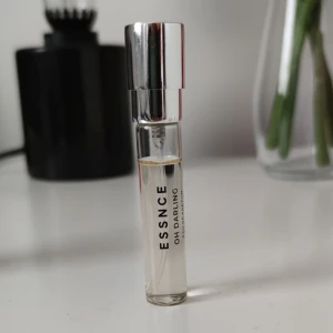 Essnce Oh Darling Parfym - Jag säljer en parfym från Esscne, Oh Darling. 8 ml förpackning men jag har test sprayat ca 2-3 gånger. Hör av dig vid funderingar! 🤍🥰