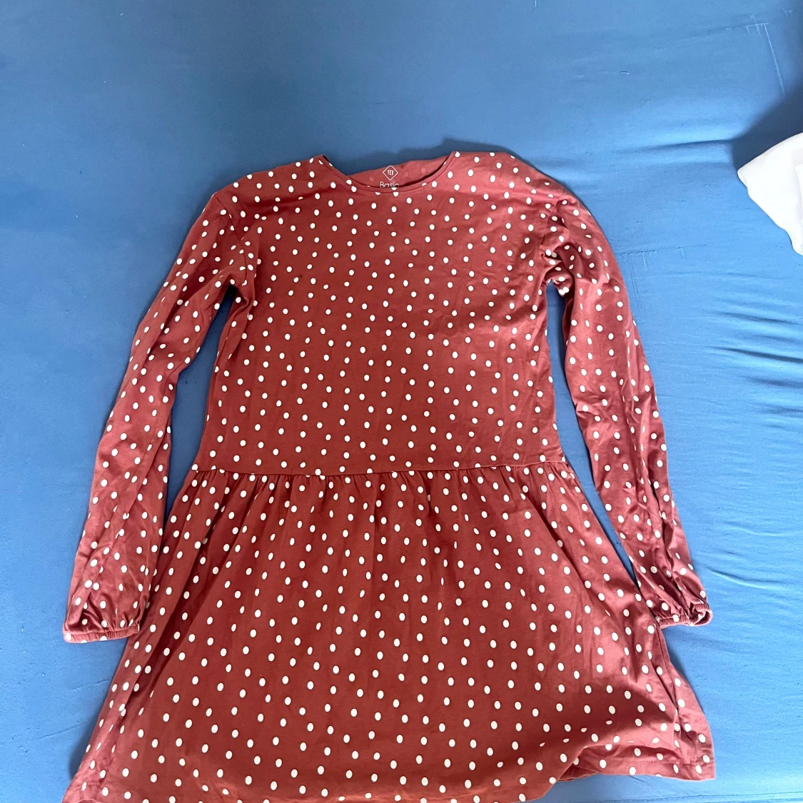 Röd prickig långärmad klänning från Tex - 1