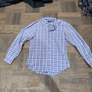 Ralph Lauren Skjorta - Super fin Ralph Lauren skjorta i mycket bra skick! Skjortan har en unik stil med ett rutigt mönster i vitt, blått och rosa! Storlek M, har du några funderingar är det bara att skicka ett PM! Priset är ej hugget i sten! Mvh