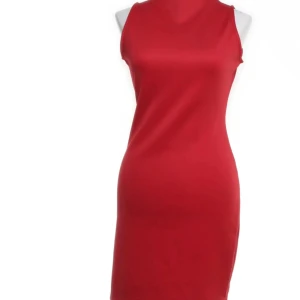 Röd ärmlös klänning från NLY Trend - Snygg röd ärmlös klänning från NLY Trend i en smickrande slim passform. Klänningen har en dragkedja i ryggen och är perfekt för en stilren look. Tillverkad i ett mjukt och bekvämt material.