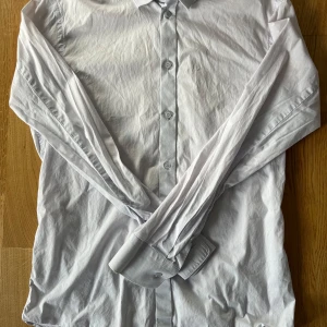 Filippa K skjorta  - Säljer nu denna snygga Fillipa K skjorta. Den är storlek M och är i helt ok skick, ungefär 6/10. tveka inte att ställa några frågor om ni undrar något.