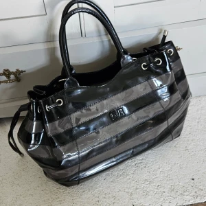 Randig axelväska från Sonia Rykiel - Snygg vintage axelväska från Sonia Rykiel i svart och grått med randigt mönster.