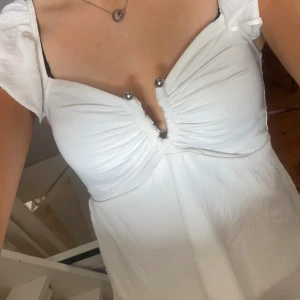 Vit blus med volanger  - Säljer en söt vit blus med volangdetaljer och v-ringning. Blusen är köpt på VERO MODA och är knappt andvänd🤍