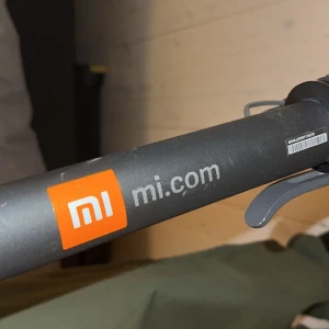 Elektrisk skoter från Xiaomi - Säljer en stilren elektrisk skoter från Xiaomi i svart. Den har en robust design med en röd detalj vid fotstödet och en tydlig logotyp på styret. Perfekt för smidig transport i stadsmiljöer. Ny pris ligger på ungefär 3600kr, så mitt pris kommer vara: 3000kr 