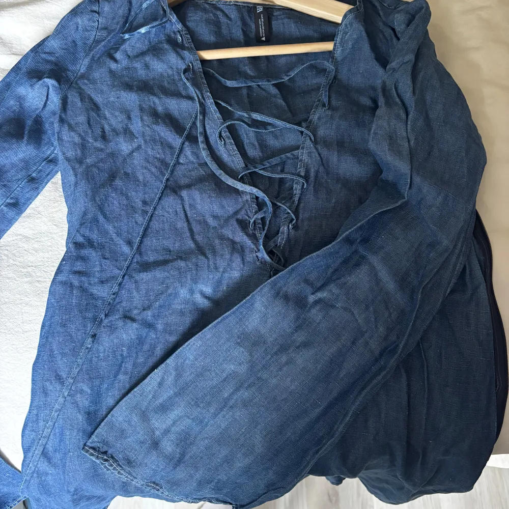 Snygg jeansklänning från Zara med lång ärm och snörning framtill. Perfekt för fest eller till sommaren. . Mekot.