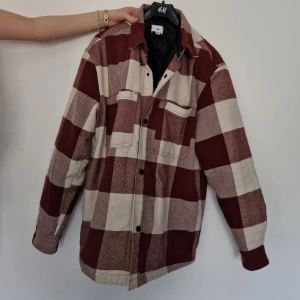 Rutig jacka - Röd rutig jacka från h&m i storlek M. Perfekt för höst och vårdtiden. Sällan använd och i mycket bra skick. Skriv om ni har funderingar eller köp genom "köp nu".