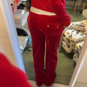 Juicy sett - Säljer ett rött Juicy sett. Storlek S på byxorna och M på koftan. Knappt använda.💓