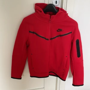 Röd Nike tech zip hoodie  - Mycket bra skick använd ca 5 gånger och ser nu ut.