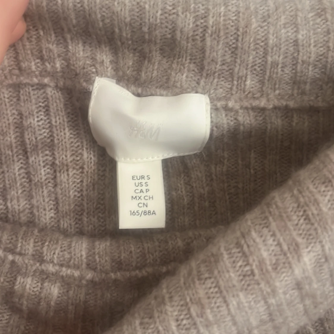 Beige ribbad offshoulder tröja från H&M - 1