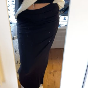 långkjol Gina - Vacker långkjol med stretch och scrunch i midjan för en mer figursydd passform. 