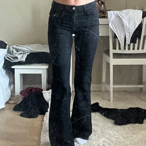 Svarta  jeans - Svarta jeans med låg midja, storlek S/32💕Jag är 168 cm! Slutsålda på Zalando i den storleken