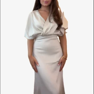 Ljusblå balklänning  - Säljer en helt ny balklänning i storlek 38 som köptes för 1300kr, ljusblå satin från Bubbleroom (wrap satin gown) med v-ringad design både fram och bak. Den på första bilden är likadan fast vit! JAG SÄLJER ÄVEN EN LIKADAN I SVART (hör av er vid intresse)